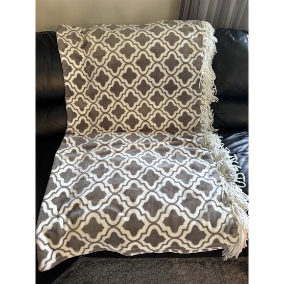 Gray White Throw Blanket Tassles 50 in x 60 in Modern Glam Print Argyle Cozy - Picture 3 of 3